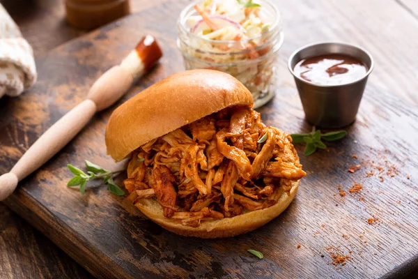 Sándwich Pollo Barbacoa Bollo Brioche Servido Con Ensalada Col — Foto de Stock