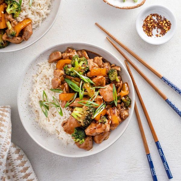 Kip Roerbak Met Broccoli Zoete Peper Geserveerd Met Rijst Gegarneerd — Stockfoto