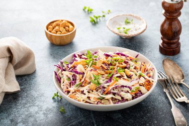 Fıstık soslu lahana salatası, kavrulmuş fıstık ve yeşil soğan.