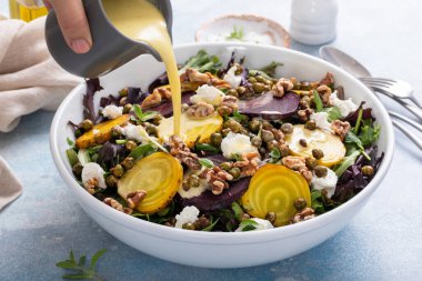 Kırmızı ve sarı pancar salatası ve limon sosu ve kızarmış nohut.