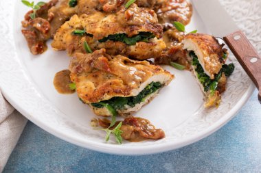 Kurutulmuş domates soslu ıspanakla doldurulmuş kızarmış tavuk.