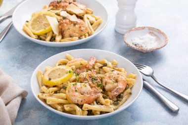 Tavuk ve karides piccatta makarna, limon ve kapari ile