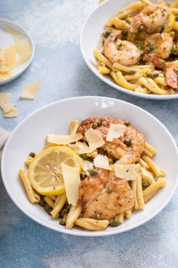 Makarna, parmesan, limon ve kapari soslu tavuk piccatta.
