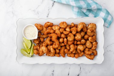 Hindistan cevizli karides ve limon dilimi, aperatif fikir.