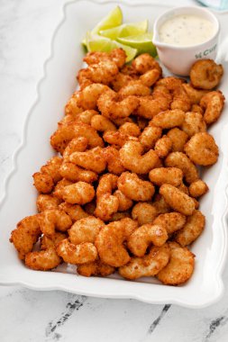 Hindistan cevizli karides ve limon dilimi, aperatif fikir.