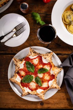 Taze fesleğenli taze karnaval pizza margaritası.