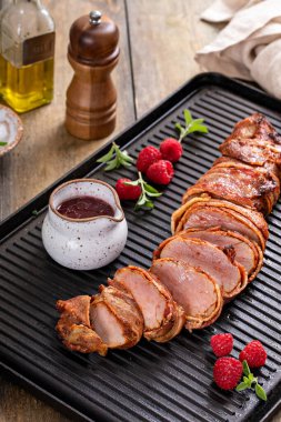 Domuz pastırmasına sarılmış domuz filetosu ve ahududulu salata.