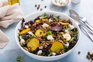 Kırmızı ve sarı pancar salatası ve limon sosu ve kızarmış nohut.