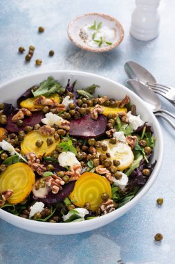 Kırmızı ve sarı pancar salatası ve limon sosu ve kızarmış nohut.