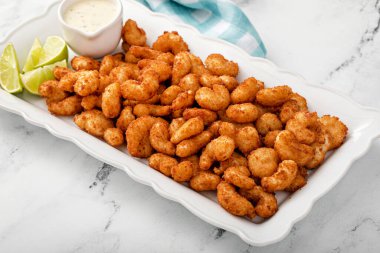 Hindistan cevizli karides ve limon dilimi, aperatif fikir.