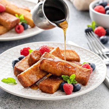 Akçaağaç şurubu ve taze böğürtlenli tost çubukları, tavada yapılır, üzerine şurup dökülür.
