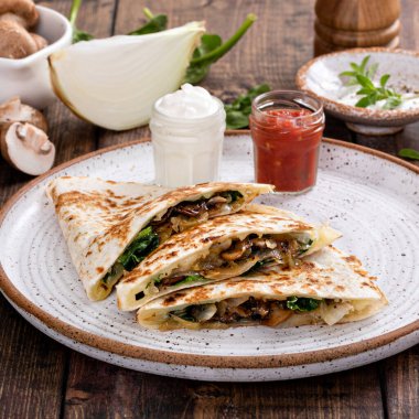 Mantarlı Quesadillas, ıspanak ve ekşi krema ve salsa soslu karamelize soğan.