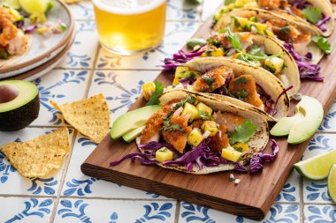 Mango soslu balıklı taco ve kırmızı lahana, biralı somon taco tahtası ve sıcak bal.