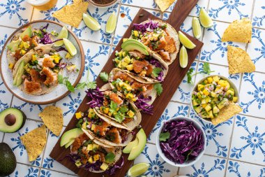 Mango soslu balıklı taco ve kırmızı lahana, biralı somon taco tahtası ve sıcak bal.