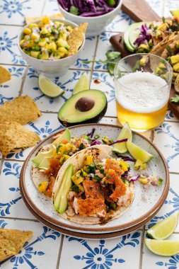 Mango soslu balıklı taco ve kırmızı lahana, biralı somon taco tahtası ve sıcak bal.