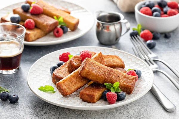 French Toast Sticks Mit Ahornsirup Und Frischen Beeren Einer Fritteuse — Stockfoto