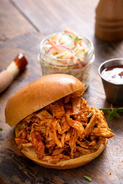 Lahana salatalı çörekli tavuk sandviçi.