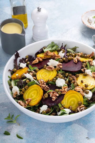 Kırmızı ve sarı pancar salatası ve limon sosu ve kızarmış nohut.