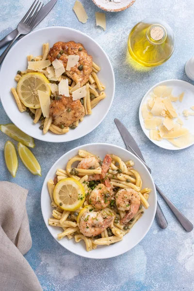 Piccatta Frango Camarão Com Penne Pasta Limão Alcaparras — Fotografia de Stock