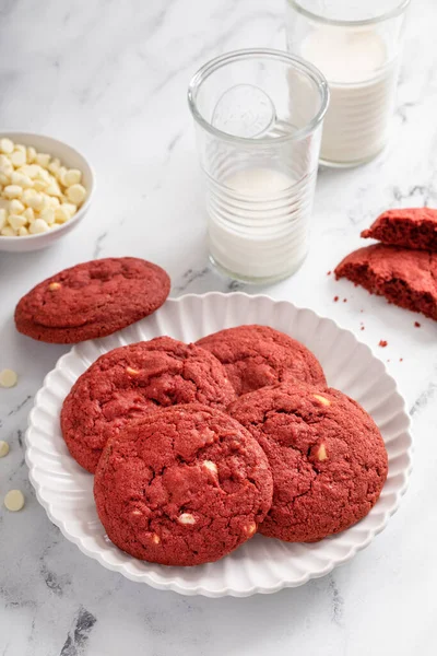 Biscoitos Veludo Vermelho Com Chips Chocolate Branco Servido Com Leite — Fotografia de Stock