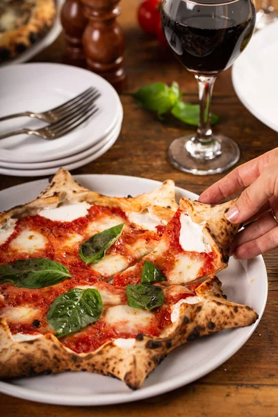 Taze fesleğenli taze karnaval pizza margaritası.