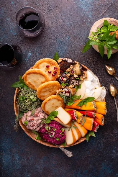 Vejetaryen aperatifler. Gürcü mutfağı, ekmek, sos ve peynir.