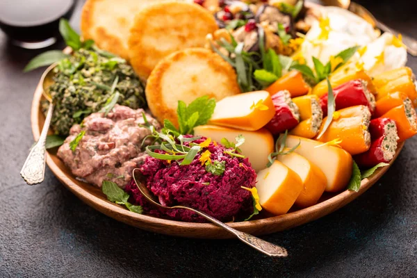 Vejetaryen aperatifler. Gürcü mutfağı, ekmek, sos ve peynir.