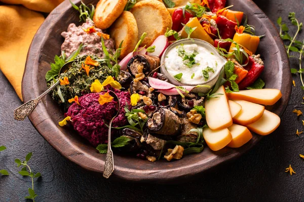 Vejetaryen aperatifler. Gürcü mutfağı, ekmek, sos ve peynir.