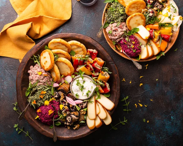Vejetaryen aperatifler. Gürcü mutfağı, ekmek, sos ve peynir.