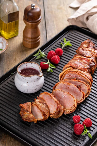 Domuz pastırmasına sarılmış domuz filetosu ve ahududulu salata.