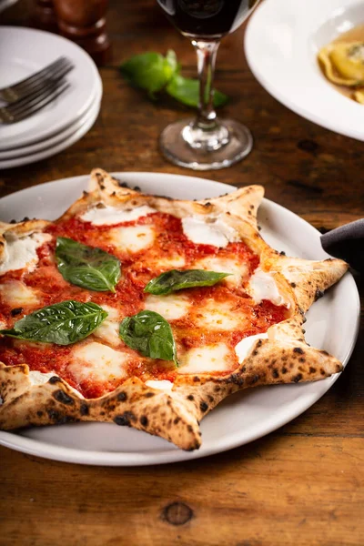 Taze fesleğenli taze karnaval pizza margaritası.