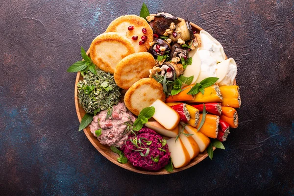 Vejetaryen aperatifler. Gürcü mutfağı, ekmek, sos ve peynir.