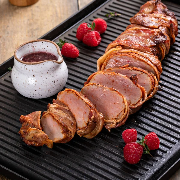 Domuz pastırmasına sarılmış domuz filetosu ve ahududulu salata.