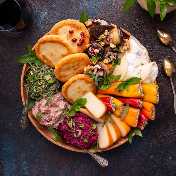 Vejetaryen aperatifler. Gürcü mutfağı, ekmek, sos ve peynir.