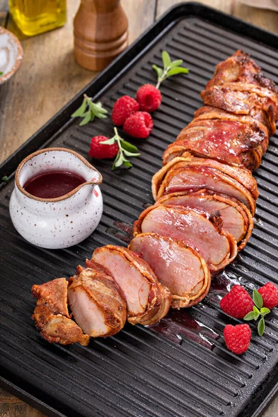 Domuz pastırmasına sarılmış domuz filetosu ve ahududulu salata.