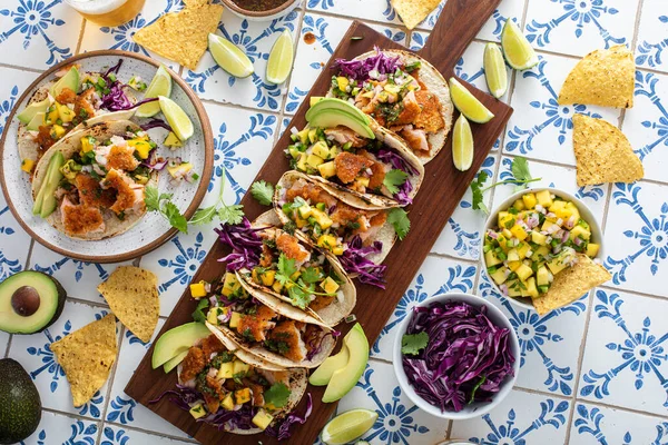 Mango soslu balıklı taco ve kırmızı lahana, biralı somon taco tahtası ve sıcak bal.