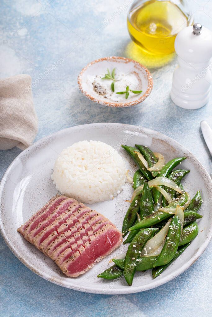 Seared tuna steak with white rice and seared green peas