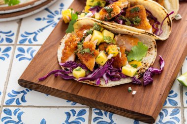 Mango soslu balıklı taco ve kırmızı lahana, biralı somon taco tahtası ve sıcak bal.