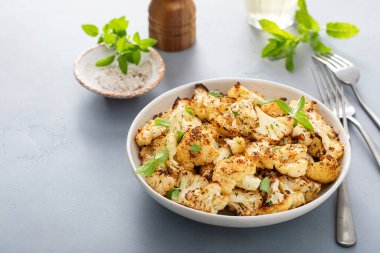 Kızarmış karnabahar, taze bitkiler, kırmızı biber ve sarımsak.