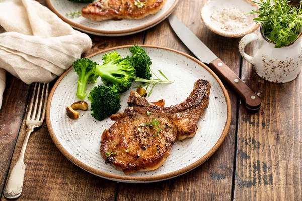 Grilled Pan Fried Pork Chops Bone Garlic Rosemary Served Broccole — стоковое фото