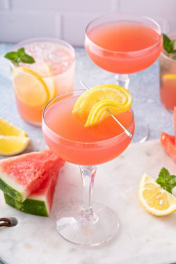 Karpuz ve turunçgil kokteyli ve limonlu garnitür.