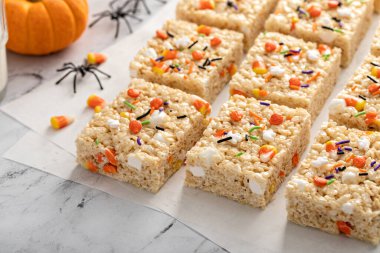 Cadılar Bayramı için mısır gevreği ve şekerli mısır ve şenlikli şekerleme.