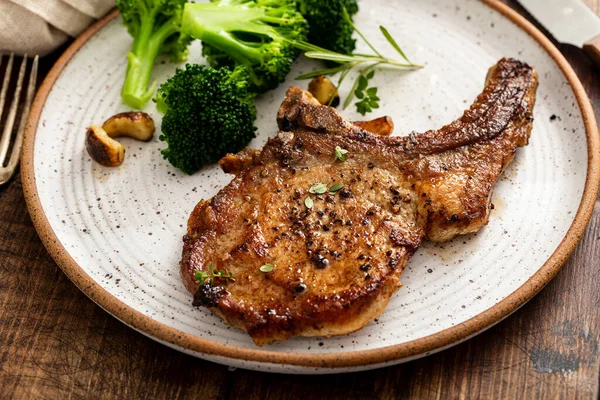 Grilled Pan Fried Pork Chops Bone Garlic Rosemary Served Broccole — стоковое фото