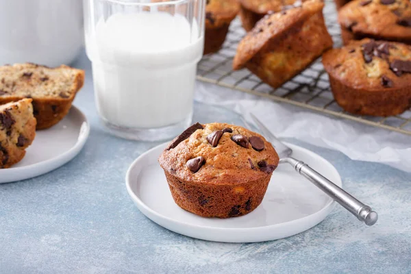 Banana Chocolate Chip Muffins Plate Breakfast Snack Recipe Idea — 图库照片