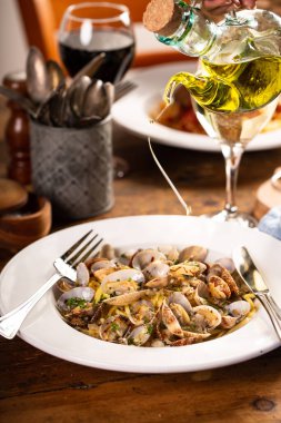 İstiridyeli deniz ürünleri makarnası, kasede taze makarna.