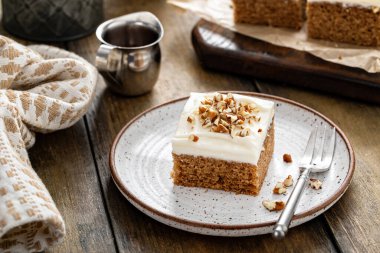 Havuç ya da balkabağı krem peynirli pasta barları ve karamelli fındıklı fındık.