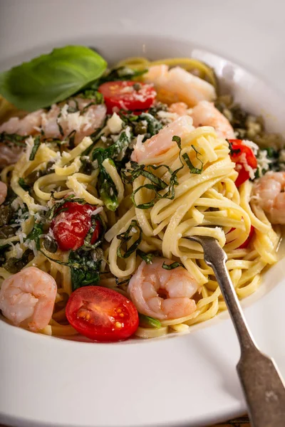 Fresh Pasta Linguine Shrimp Tomatoes Capers Basil — Stockfoto