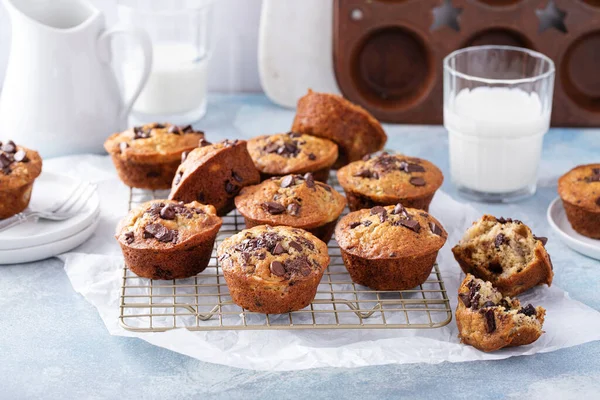 Banana Chocolate Chip Muffins Baking Rack Breakfast Snack Recipe Idea — ストック写真