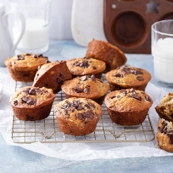 Banana Chocolate Chip Muffins Baking Rack Breakfast Snack Recipe Idea — Foto de Stock