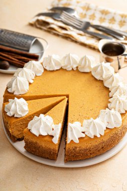 Sonbahar baharatlı balkabaklı cheesecake, krem şantili, Şükran Günü için tatlı, iki dilimli bütün pasta.